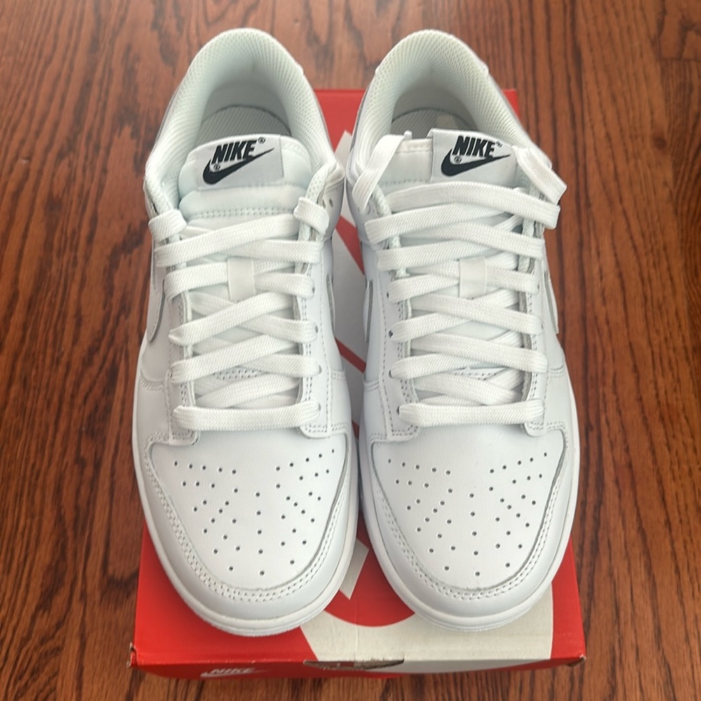 All white women’s nike dunk, new never been worn